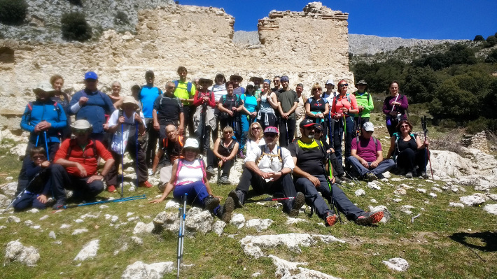 Medio centenar de senderistas de Almucar recorrieron parte de la Sierra de Arana y Hutor 